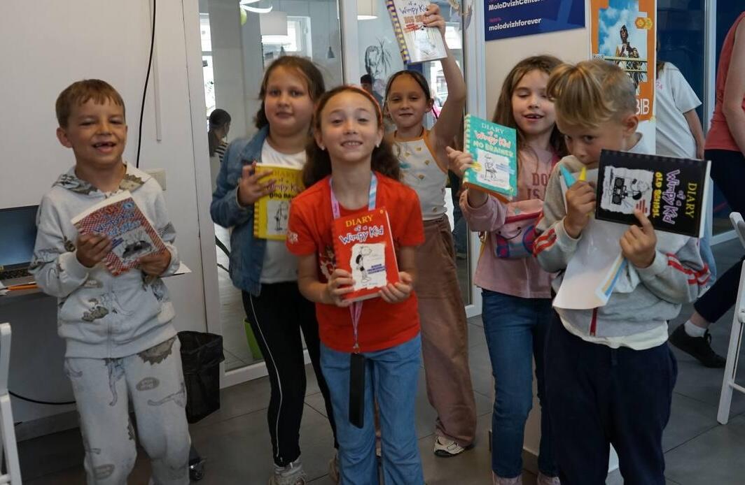 Campaign cover image for Building Libraries for English Learners Across Ukraine: Vinok Libraries